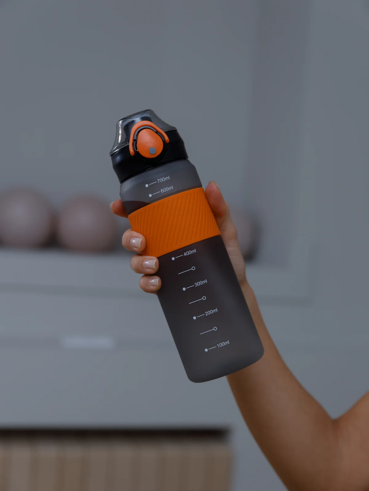 Бутылка в руке, мерная шкала
