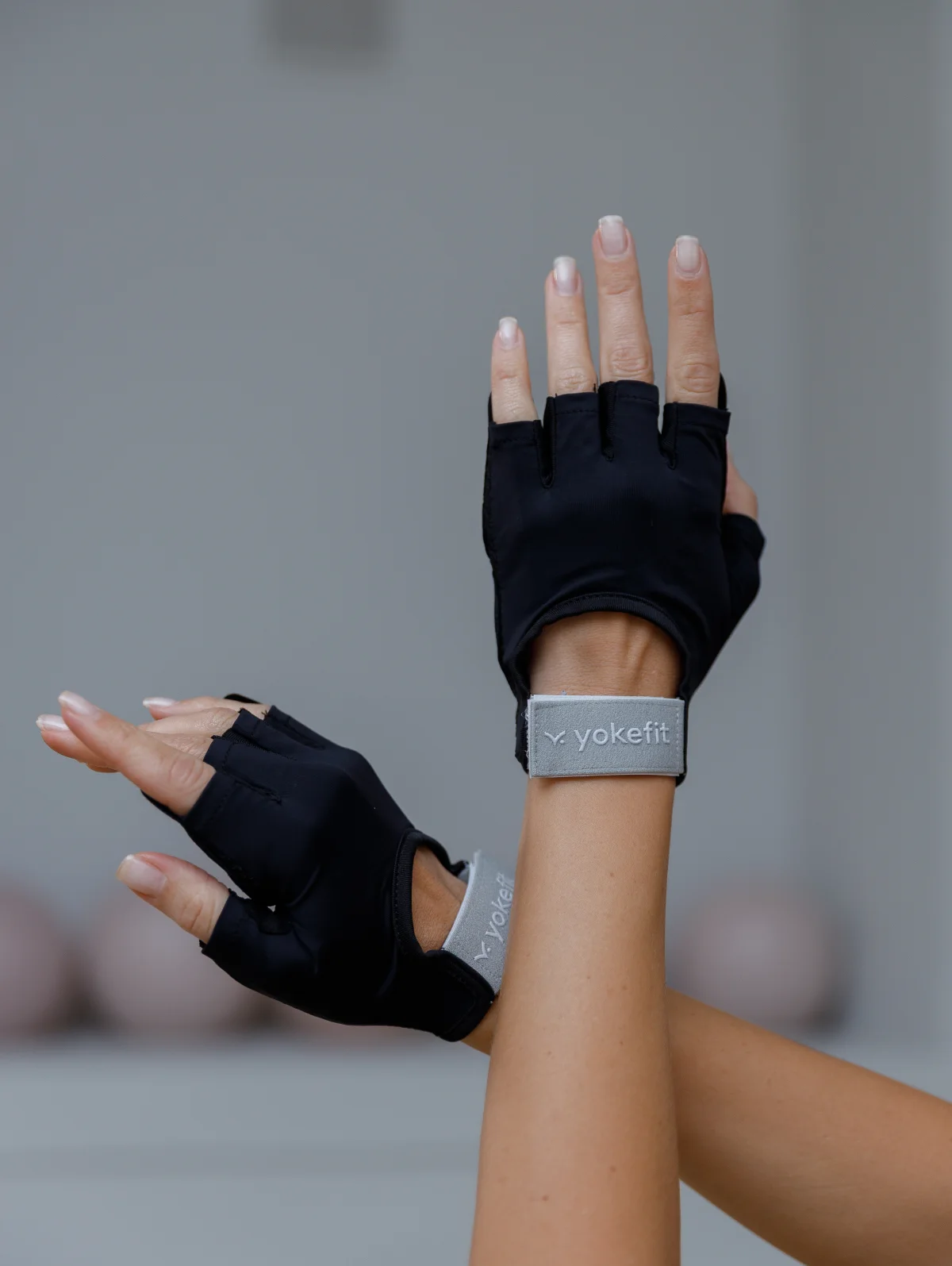 Чёрные перчатки Yokefit, вид с тыльной стороны