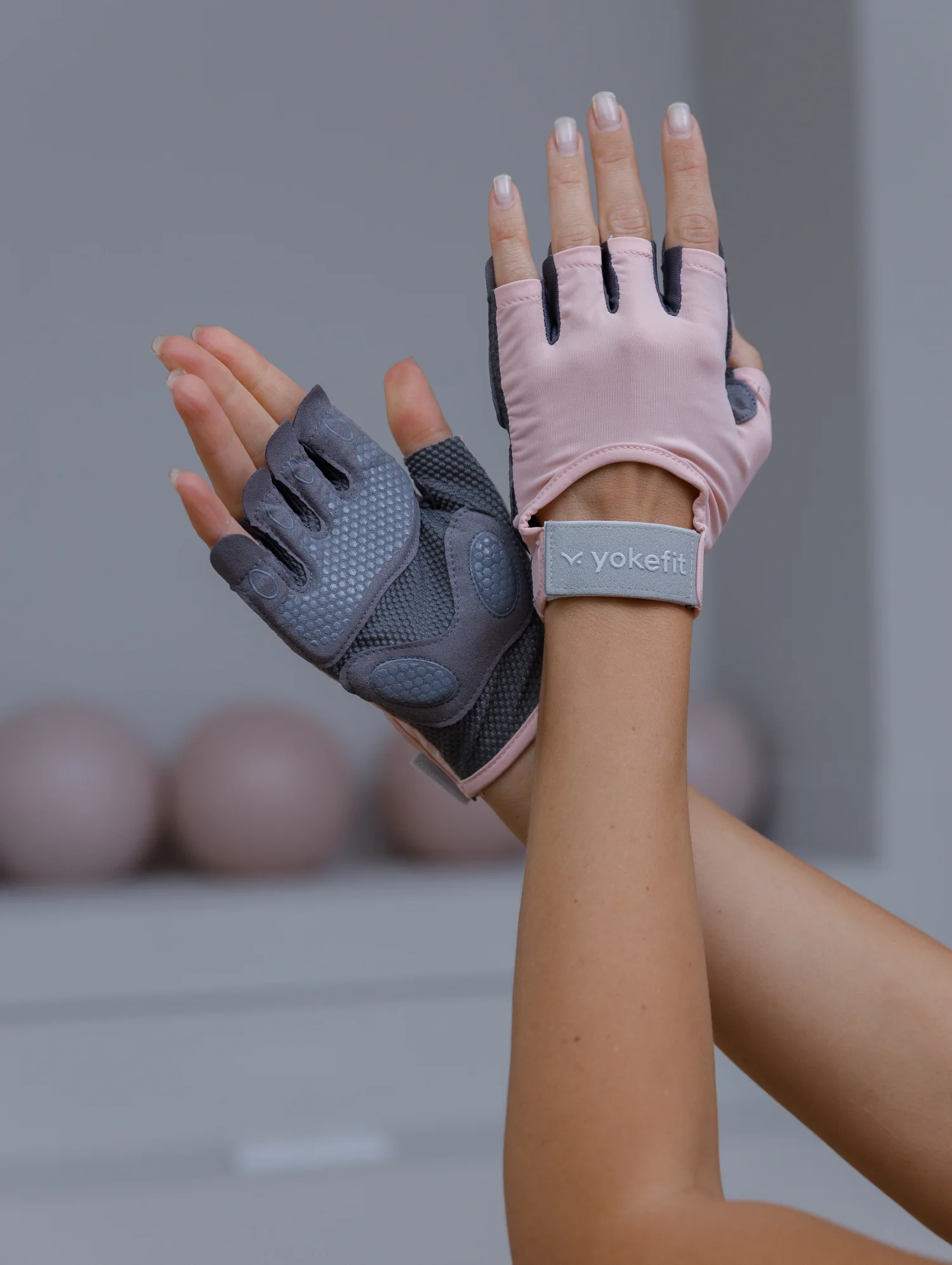 Розовые перчатки Yokefit, ладонь и тыльная сторона