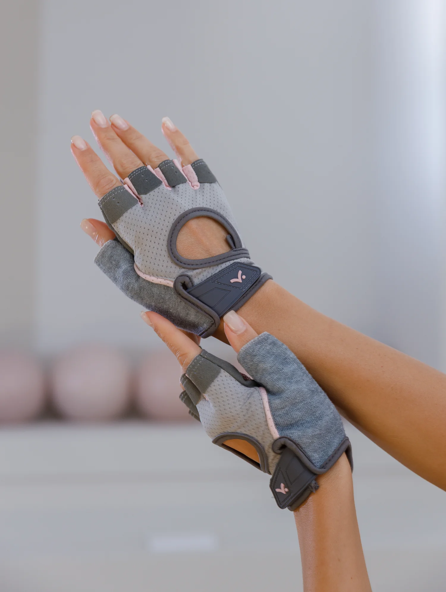 Серо-розовые перчатки Yokefit с вырезом